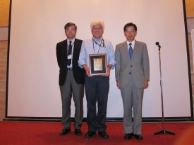 写真中央が針谷敏夫副学長、左は加藤幸雄教授