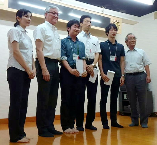 副賞の贈呈式後の記念写真。左から2番目が、前多敬一郎会長（東京大学教授）、３番目が吉田彩舟さん。