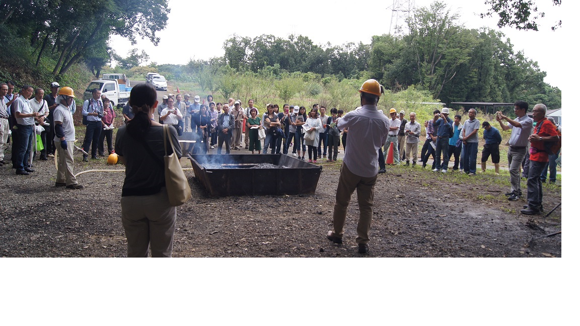 （写真１）竹炭の実演風景（3時間で炭が製造出来、作った炭は参加者に配られました）