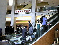 式終了後、駿河台キャンパスで学部、学科、クラス別に分かれ担当教員から一人ひとりに学位記の交付などが行われる
