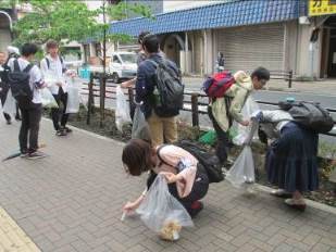 駅前広場や商店街の歩道などを清掃する学生たち