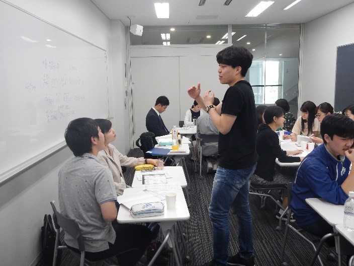 韓国語教室：初級　金曜日　熱心なスタッフの説明