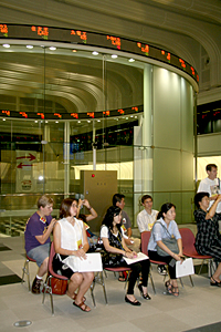 USC students visiting the Tokyo Stock Exchange
