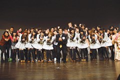 Meiji University students also took part in the performance of “Tobitate! Fortune Cookie” as backup dancers