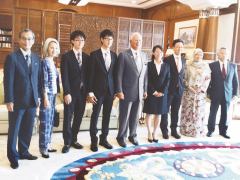 Local television and newspaper news extensively covered Meiji University students’ courtesy call on Prime Minister Najib.<br/>
 (Left) Professor Horie, (third from left and to the right) Messrs. Nomoto, Watanabe, and Prime Minister Najib, (third from right) Mr. Shibazaki