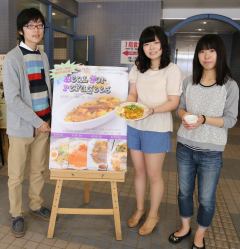 Eat and learn about refugees!
(Tamura in the middle)