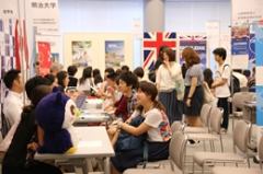 The atmosphere around the booths for individual consultation was charged with the enthusiasm of the participants.