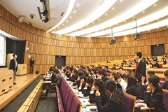 The Chinese high-school students were also eager to ask questions.
 