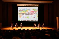 Talk sessions featuring Meiji University graduates active in various fields