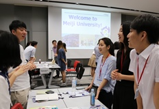 Japanese and Korean students getting to know each other through self-introductions 