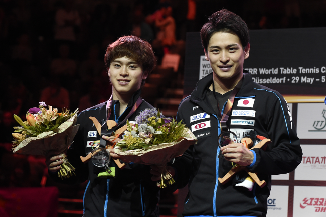 Silver medal winners Morizono (left) and Oshima (Photo by Itaru Chiba/AFLO)