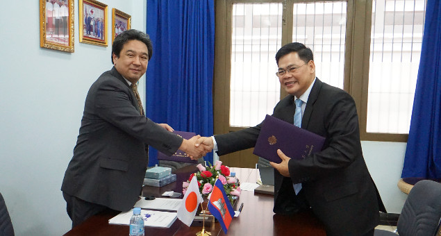 Professor Tanaka shaking hands with Institute of Technology of Cambodia Director OM Romny