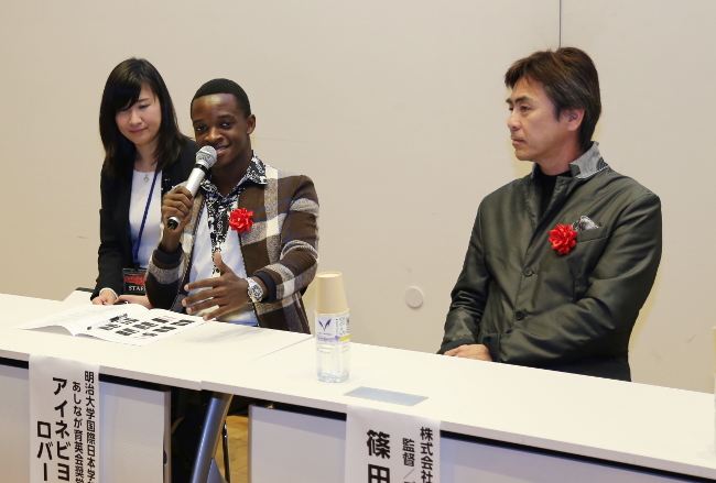 (Left) Mr. Robert Ainebyoona, a Ugandan who is a third-year student at the Meiji University<br/>
(Right) Shinji Shinoda, the film director of “Daddy Long Legs”