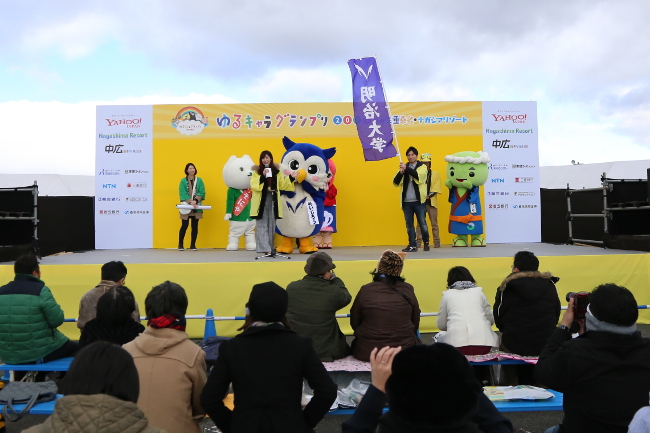 [10:00 a.m., Nov. 19] PR appearance on the stage. Meijiro only had 2 minutes to do as much promoting as possible.