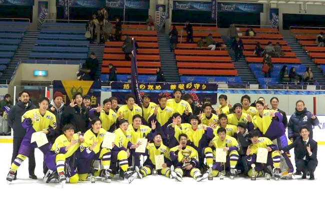 The ice hockey team that won the Intercollegiate Championships for the second year in a row (Photo courtesy of the Ice Hockey Division of Meiji University Athletic Association’s Skating Club)