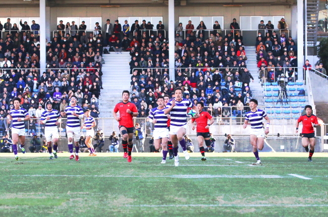 Yusuke Kajimura (a fourth-year student in the School of Political Science and Economics) scored a try for the first points in the match.