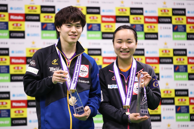 Morizono (left) and Ito after the pair overwhelmed their opponents by winning every single match in the finals (Photo by AFLO SPORT)