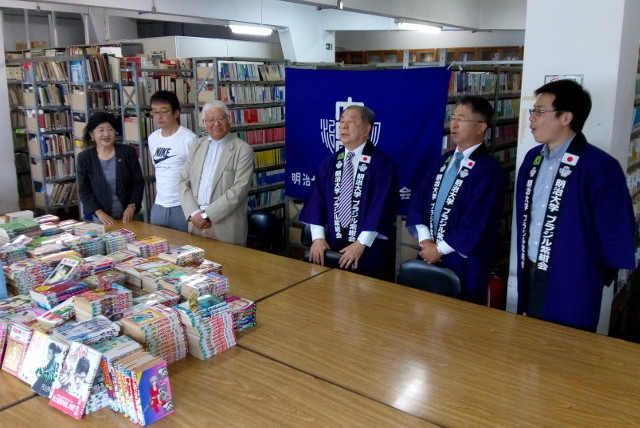 The manga books were presented by Special Advisor to the President Ninomiya (center-right) to Vice President Matsuo