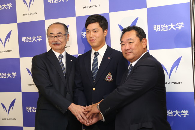 Director Inoue (left), Coach Yoshinami (Right) and Watanabe at a press conference