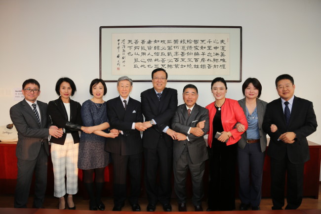 Building the bond of deepening exchange. Hao Ping, president of Peking University (center) and Keiichiro Tsuchiya, president of Meiji University (right of center).