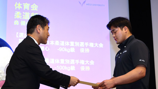 MORI of the Judo Club receives a certificate of commendation from Associate Dean, Student Affairs, KOBAYASHI Naoaki (left)<br/>
<br/>
