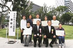 With Ward Supervisor Tanaka (front left 2) at the Nakano Campus in commemoration of receiving the award