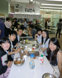 マレーシア、タイ、韓国の学生との昼食の様子（写真：北條さん）