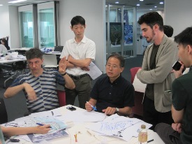 指導教員の小林教授（左から３人目）とダルディッツ特任教授（一番左）