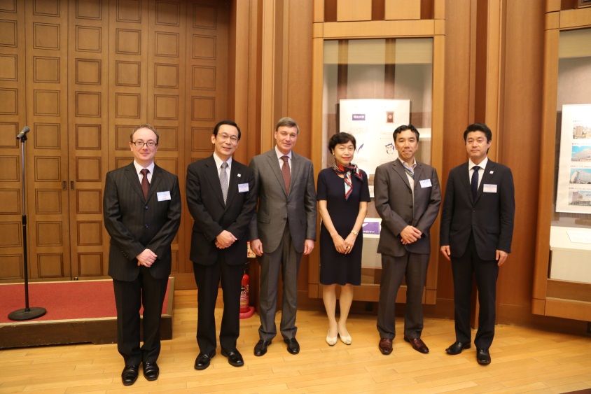EU大使（左から３人目）、吉田文科省高等教育局長（同２人目）