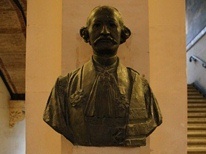 明治大学創立者の岸本辰雄等がフランス法を学んだボワソナードの胸像（会場内）