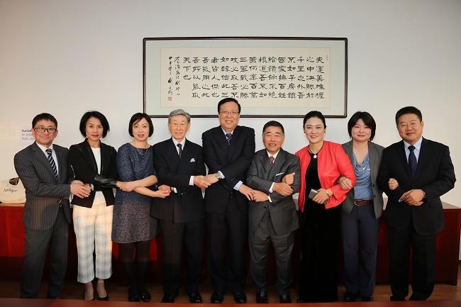 深化する交流の「絆」を結ぶ　郝平北京大学長（中央）と土屋恵一郎明治大学長（中央右）