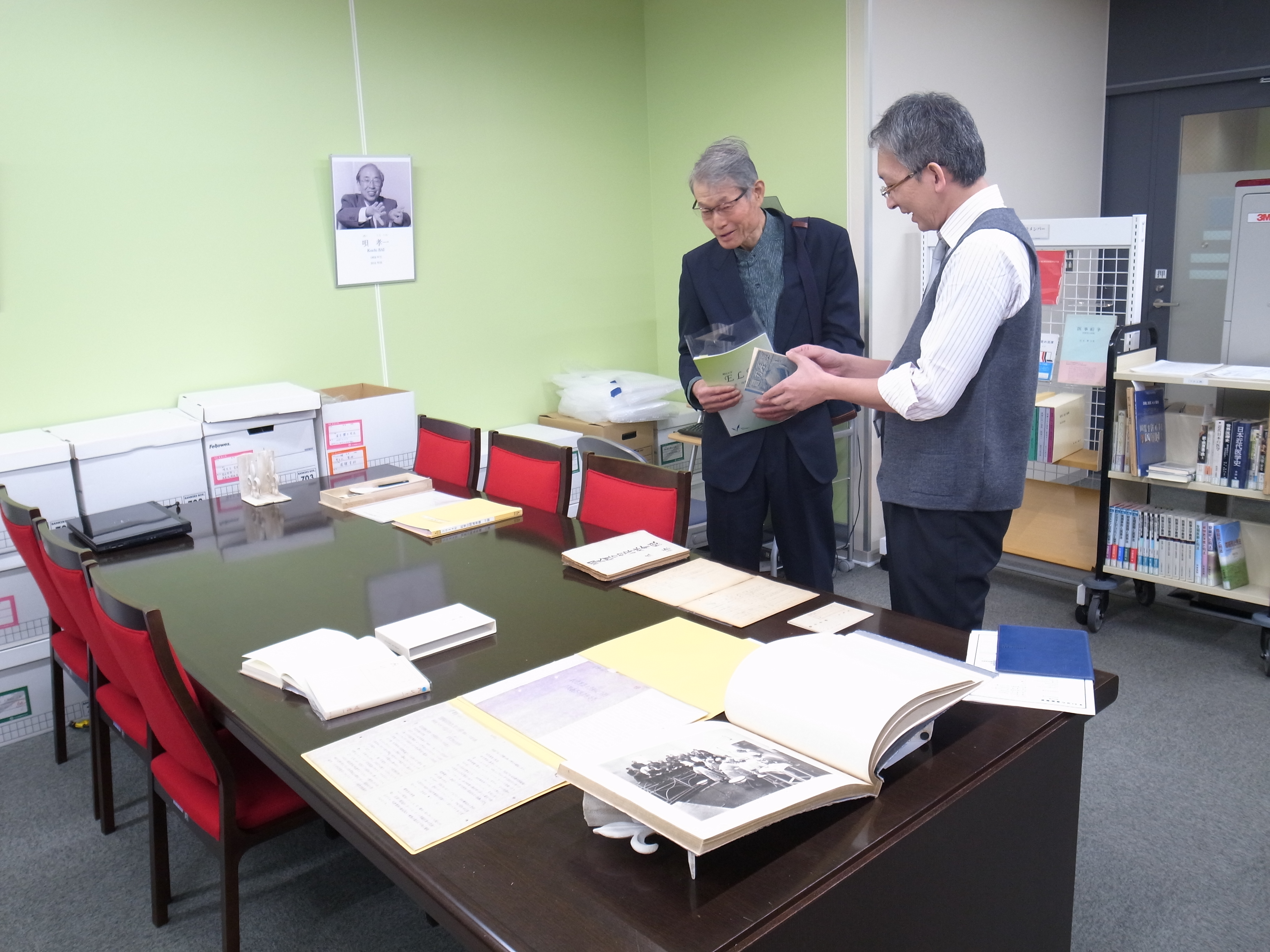 大澤氏がご寄付の際に来訪し、小西知世准教授（ELM運営委員長）がELM所蔵資料等について説明している様子
