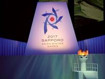 2017年冬季アジア札幌大会開会式での大会エンブレムと聖火