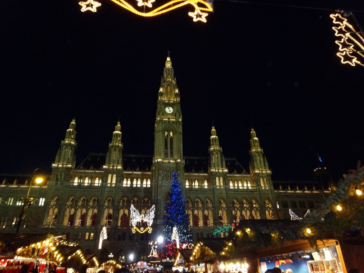 ウィーンの市庁舎とクリスマスマーケット