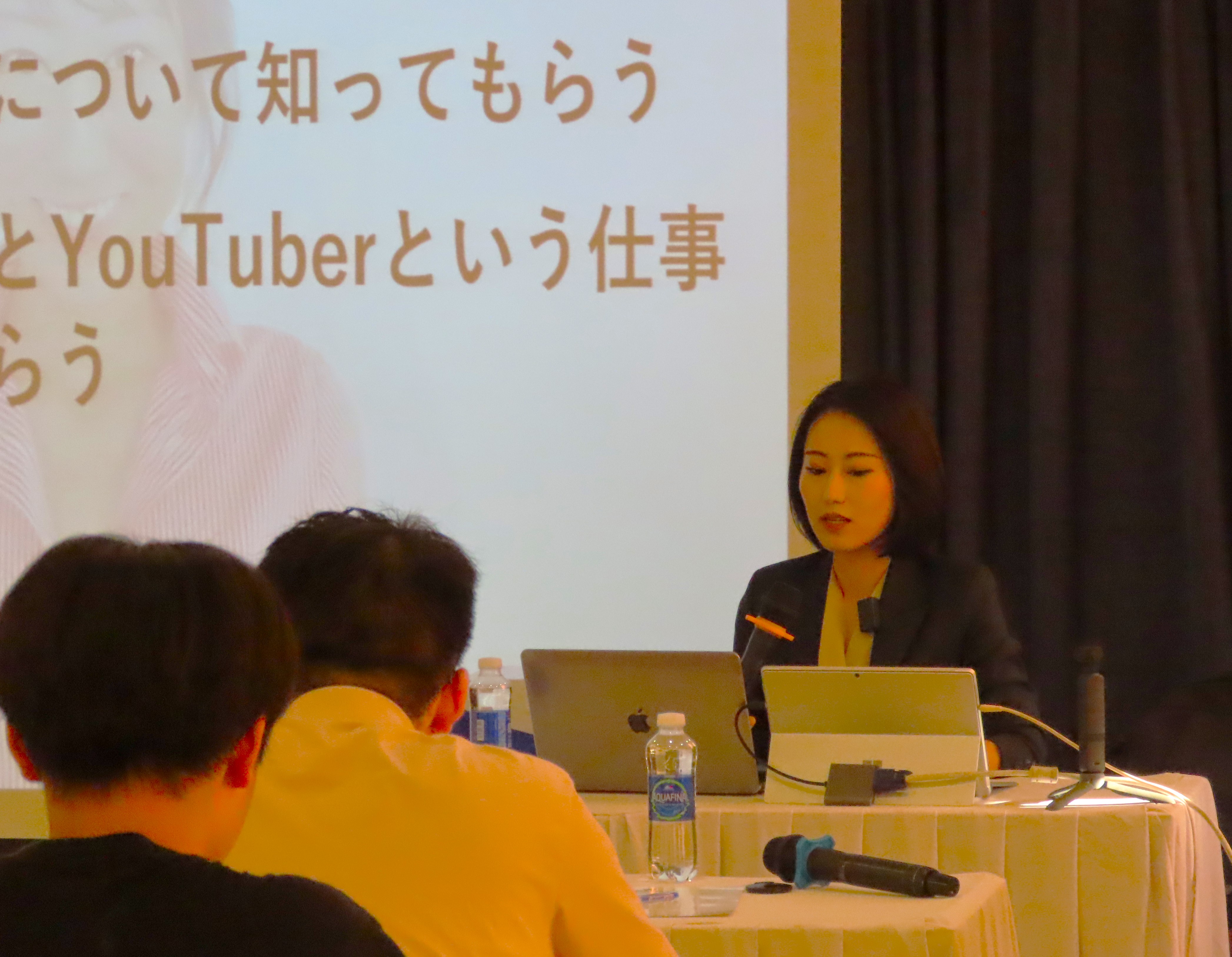 現地で活躍する日本人Youtuberのチカさんによる話を聴く学生たち