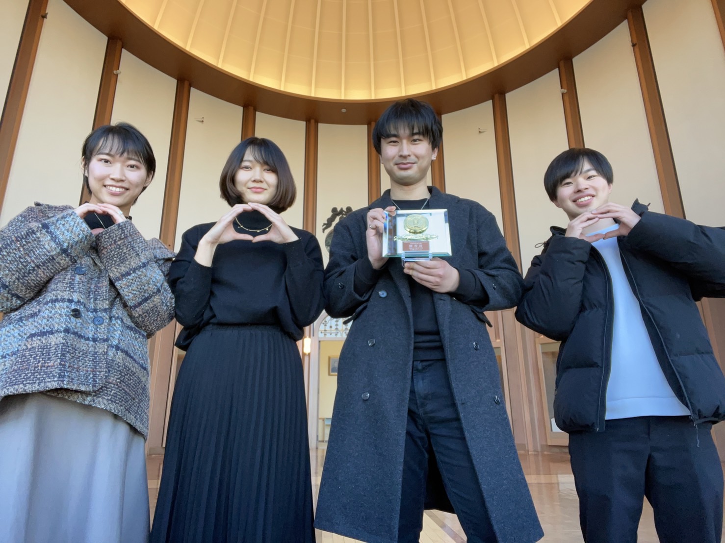 左から優秀賞を受賞した菊地理沙さん，加賀谷未来さん，清水麟太郎さん，野口豪史さん