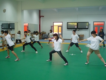 建平中学の体育館で太極拳の授業を体験