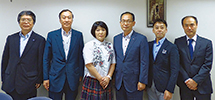 （左から）山本経理研究所長、柳谷理事長、渡邊ご夫妻、関係部署事務長