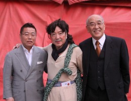 唐氏（中央）を激励する納谷学長（右）と土屋教務理事（左）