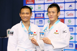 金メダルと新たな決意を胸に刻む海老沼選手（左）。同３位の福岡政章選手と（写真：YUTAKA/アフロスポーツ ）