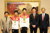 （左から）土屋学長、丹羽選手、水谷選手、倉嶋監督、柳谷理事長