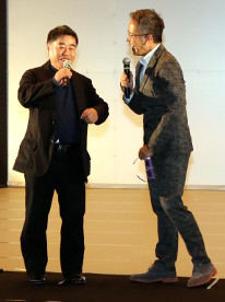 記者からの質問に答える土屋学長（写真左）と宮本氏