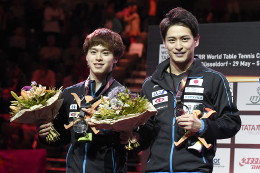 銀メダルを獲得して笑顔の森薗選手（左）と大島選手（写真：千葉格/アフロ）