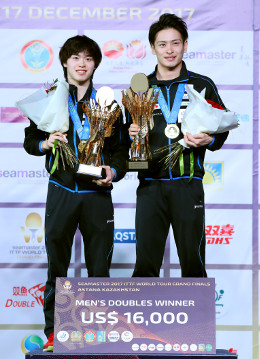 表彰式で笑顔を見せる森薗選手（左）（写真：長田洋平/アフロスポーツ）