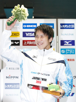 表彰台で笑顔を見せる松元選手（写真:アフロスポーツ）