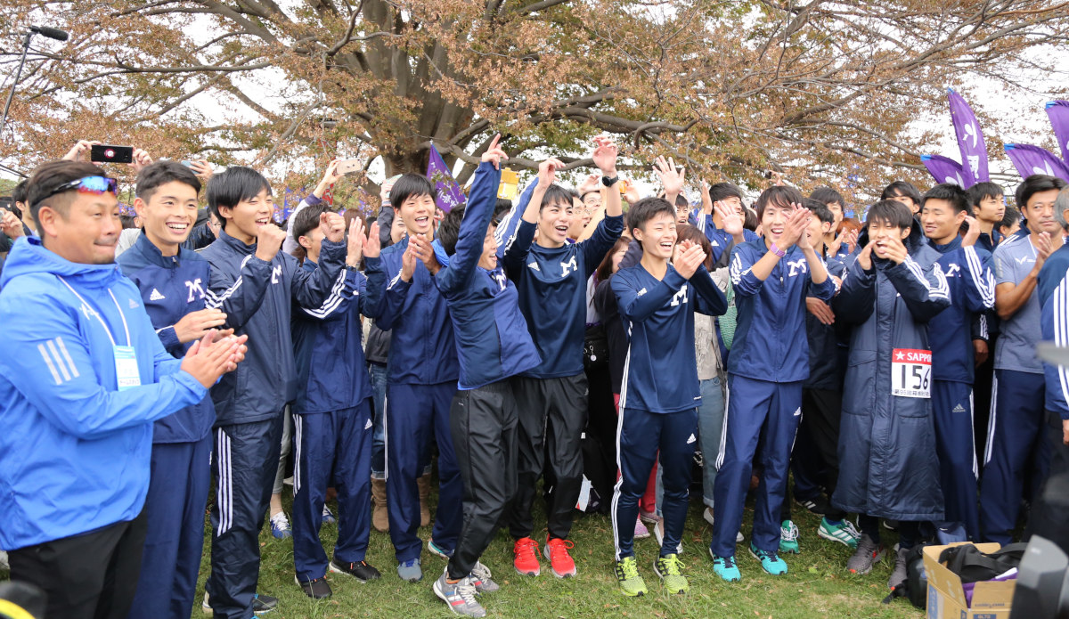 箱根駅伝本戦出場を決めて、喜びの表情を見せる選手たち