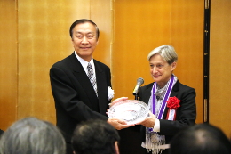 記念品を贈呈する柳谷理事長
