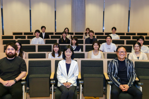 参加した学生らとの集合写真（前列左から国定氏、浜本副学長、笹本氏）