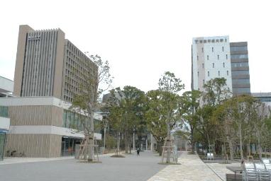 ４月にオープンした両大学の中野キャンパス　　　　　　　（左：明治大学　右：帝京平成大学）