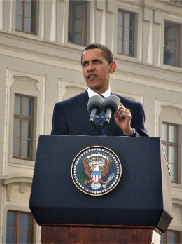 「核兵器のない世界」を提唱した オバマ大統領のプラハ演説 [Photo] “Obama Talk” by adrigu, CC BY 2.0 via Wikimedia Commons (cropped and color adjusted)